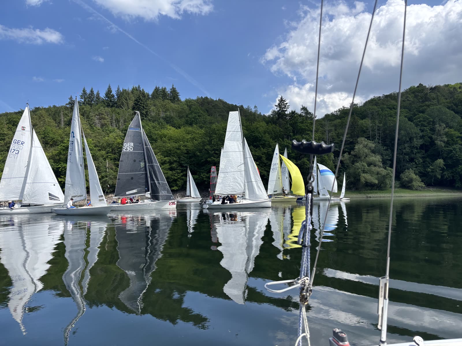 Startfeld einer Regatta auf dem spiegelglatten Edersee