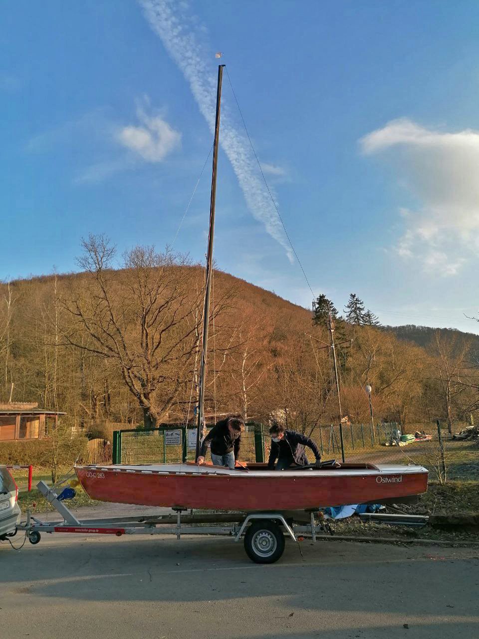 Gemeinsam den Mast stellen