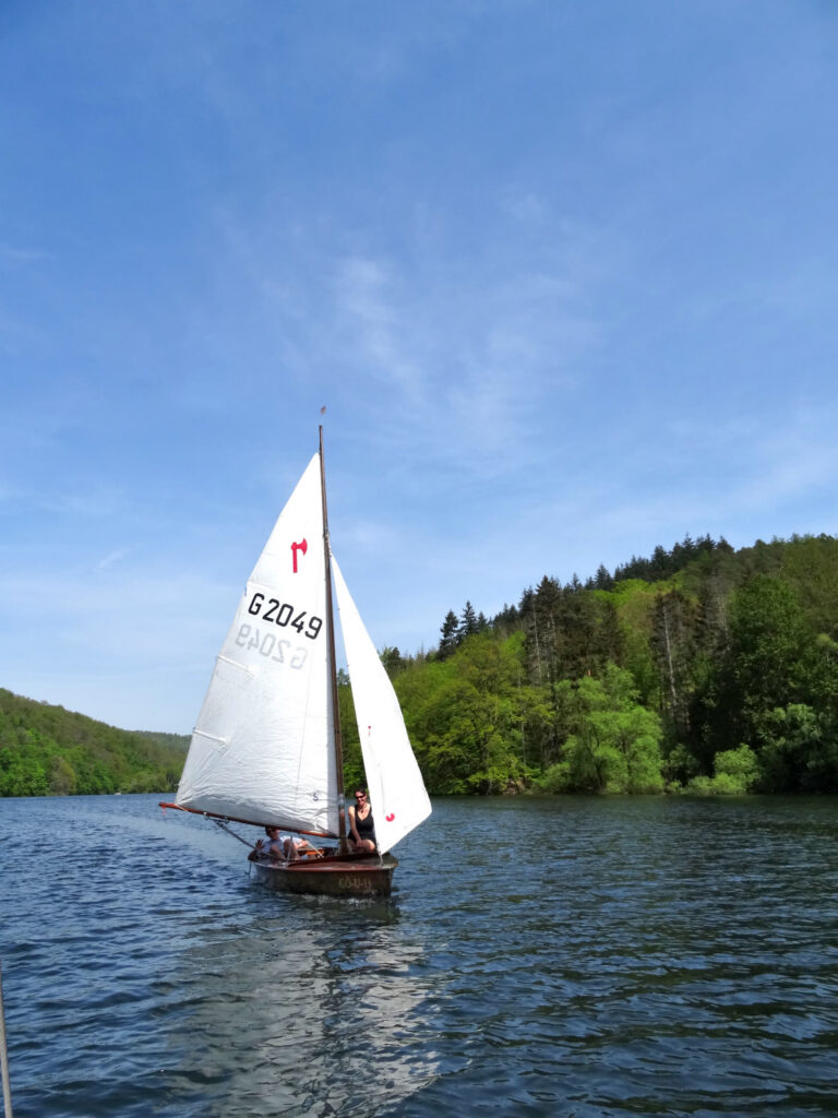 Pirat Kunz unter Segeln vor Fürstental am Edersee
