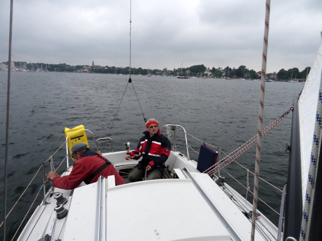 Im Cockpit unter Segeln