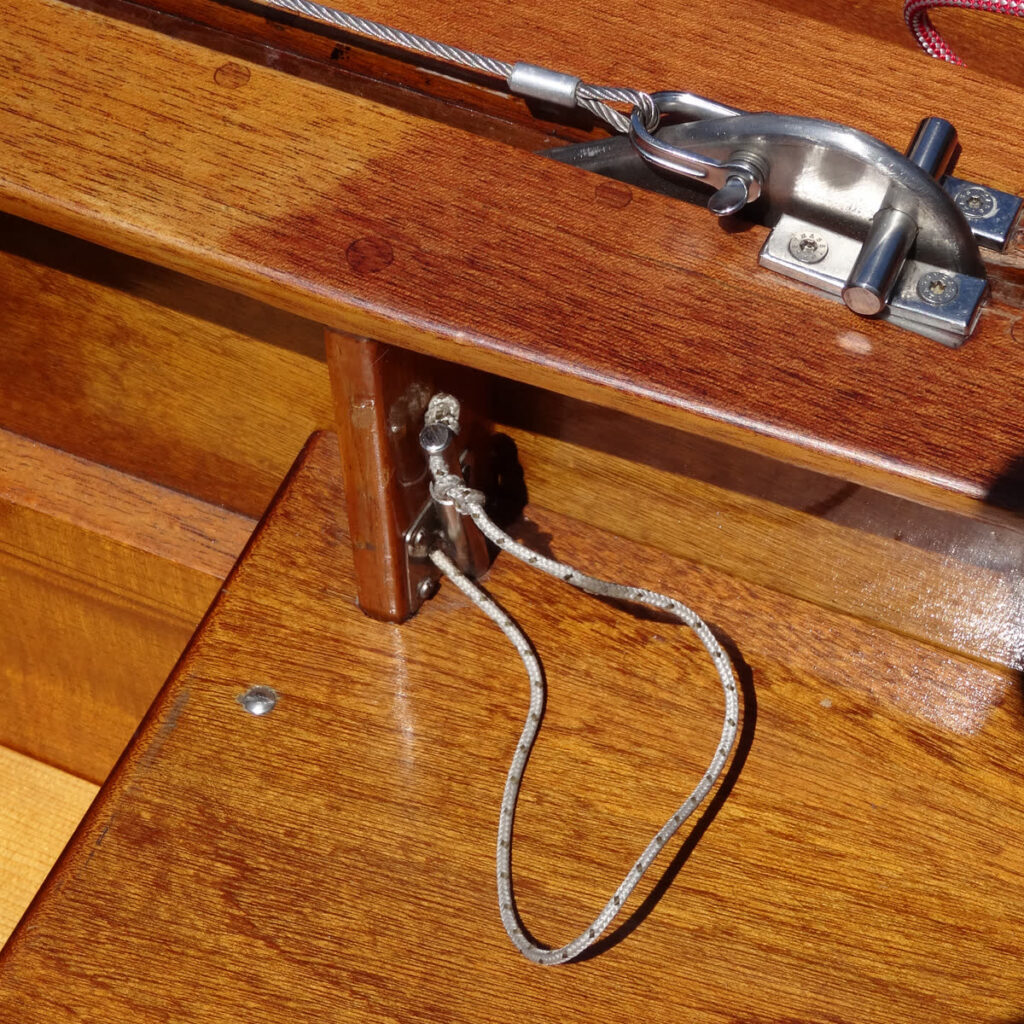 Sicherungsbolzen für das Schwert in aufgeholter Position