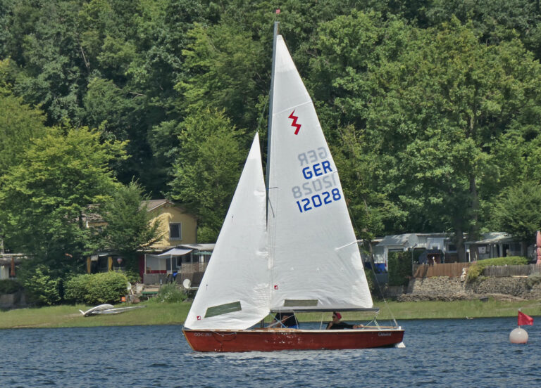 Lightning Ostwind unter Segeln auf dem Edersee