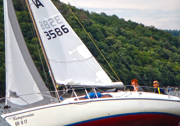 Vereinsboot Kompromiss unter Segeln auf dem Edersee
