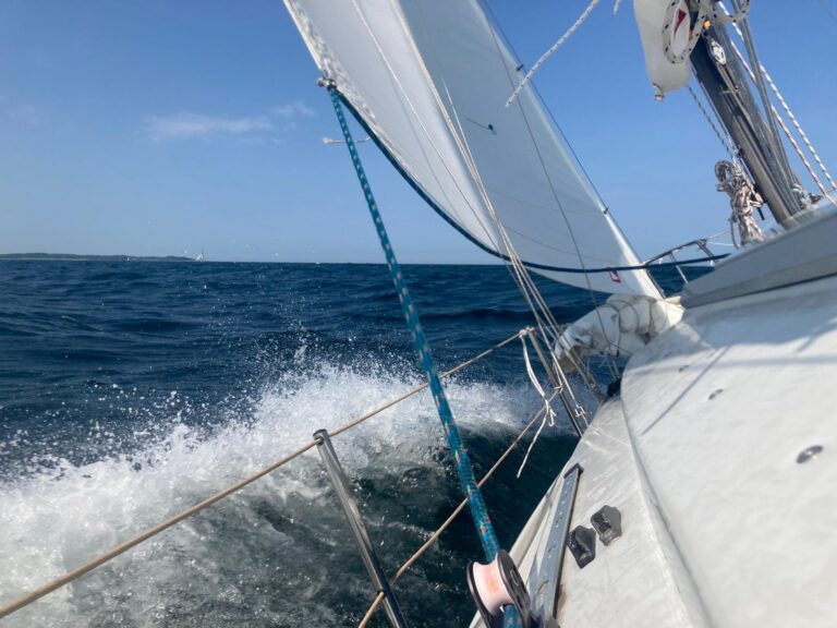Molly Moon unter Segeln vor Eckernförde