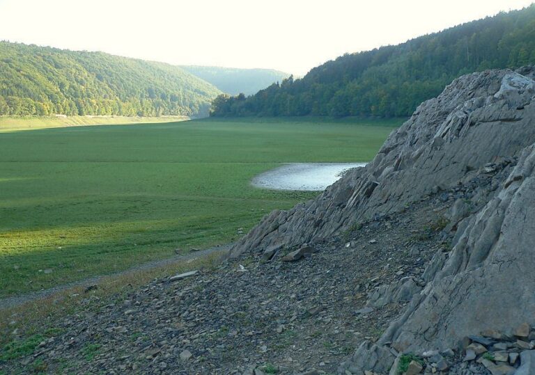Winterlicher Ausgleichssport für Segler: Wandern im Edersee. Hier Blick auf den Aselstein bei Alt-Asel • wikipedia © Axel Hindemith