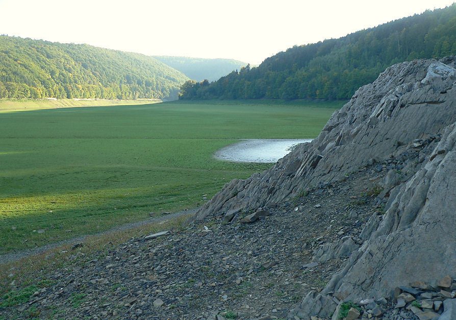 Winterlicher Ausgleichssport für Segler: Wandern im Edersee. Hier Blick auf den Aselstein bei Alt-Asel • wikipedia © Axel Hindemith