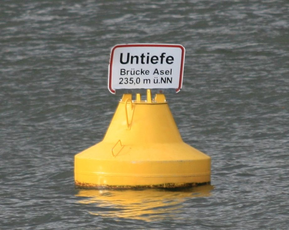 Das sieht man in der Nähe von Asel während der Segelsaison: Warntonne Asel Süd • wikipedia © Sir James
