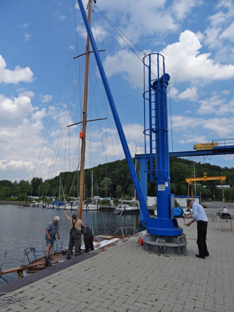 Der spannende Moment. Nach drei Stunden Vorarbeiten wird der Mast der Danae gestellt.