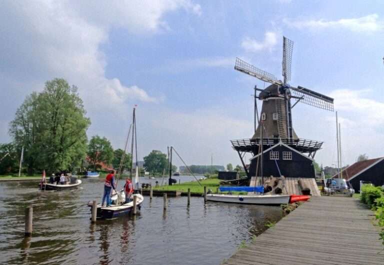 Wandersegeln mit elf Booten bei strahlendem Wett vor der Bilderbuchkulisse von Friesland in den Niederlanden.
