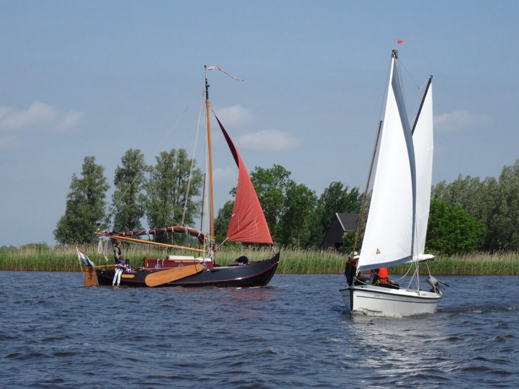 Friesland alt und jung. Traditionelles Plattbodenschiff – oft Nachbauten – begegnet Polyfalken