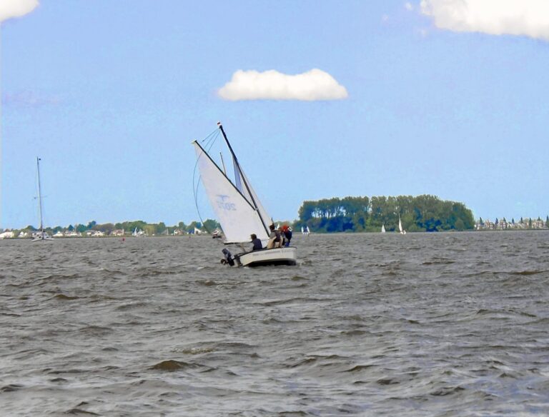 Gut gerefft. Jollensegeln in Friesland zu Himmelfahrt. Wie letztes Jahr gab es viel Wind und Welle. Eine kleine Bildergalerie unter Eindrücke > Galerien