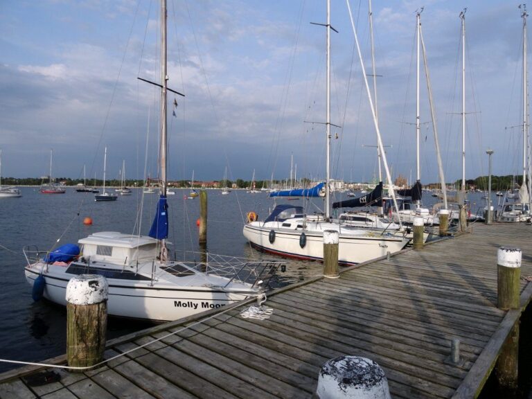 Molly am Steg der Seglereinigung Altona Ovelgönne eV. Der Steg versandet. Boote mit Tiefgang können nur außen anlegen.