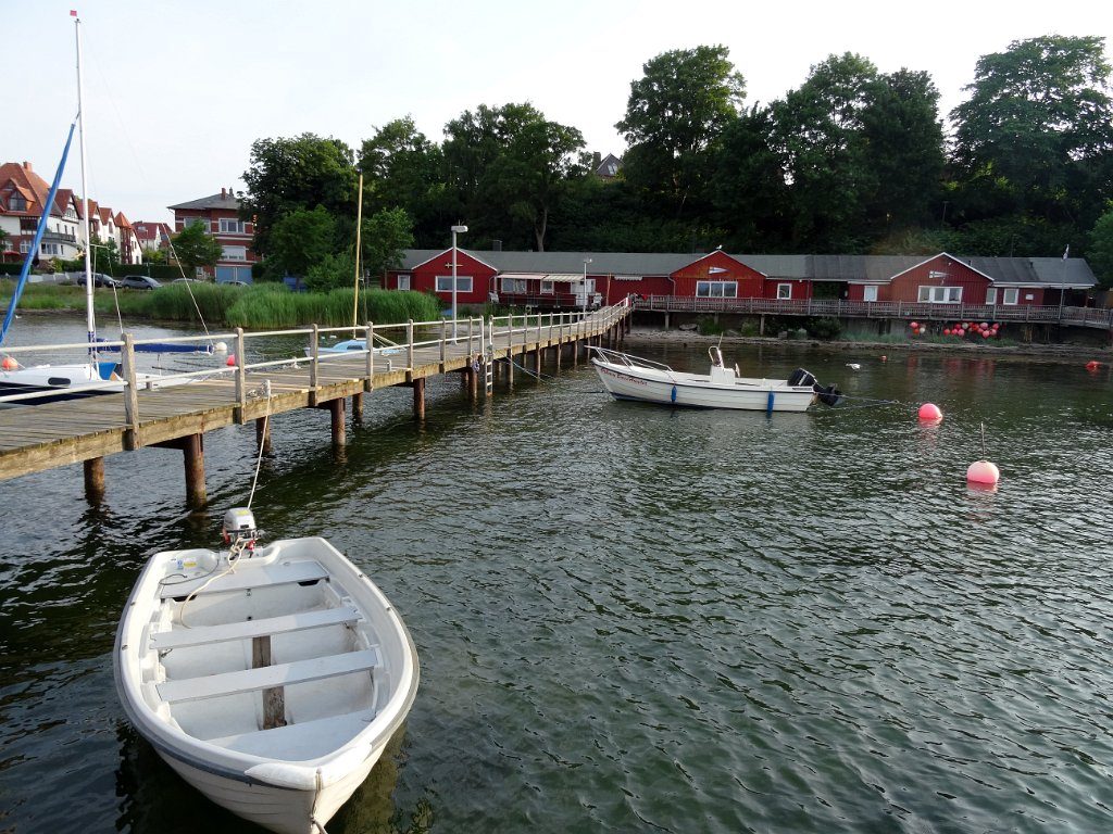 Das Vereinsheim des Der SVAOe liegt lnks. Neben der Markise ist das Tor zu Werkstatt und Lager. Das Dinghy im  Vordergrund dient als Zugringer zu den Bojen. An Wochenenden fährt ein "Hafendienst". Unter der Woche sind Motor oder Paddel im Lager.