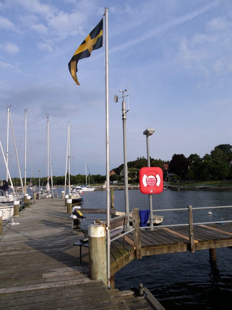 Die Stege sind mit Vereinswimpel gekennzeichnet. SVAOe gelbes Kreuz auf schwarzem Grund. Die Crew von Molly wechselt fast jede Woche. Jedes Crewmitglied soll sich sofort bekannt machen.