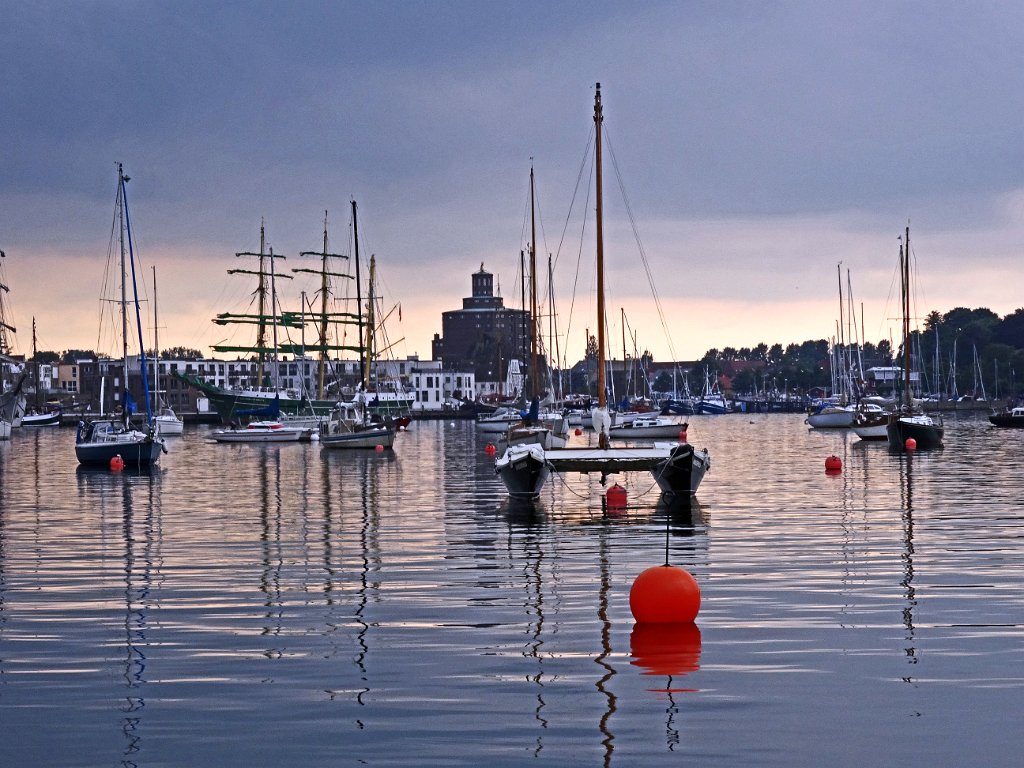 Blick durch das Bojenfeld Richtung Eckernförde am Abend.
