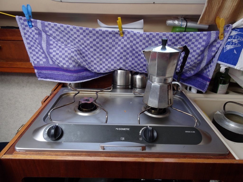 Das nötigst zum Kochen ist an Bord. Sogar ein Espresso-Kocher für vier Tassen. Wenn regelmäßig kocht, gebraucht man zwei Flaschen Spiritus pro Woche. Eine dritte Flasche als Reserve.
