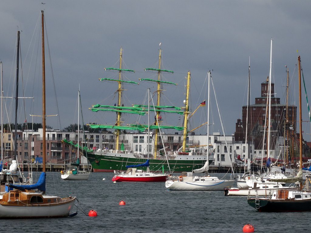 Zoom durch Das Bojenfeld in der Hafen von Eckernförde. Anfang Juni war die Alexander von Humbold II zu Gast.