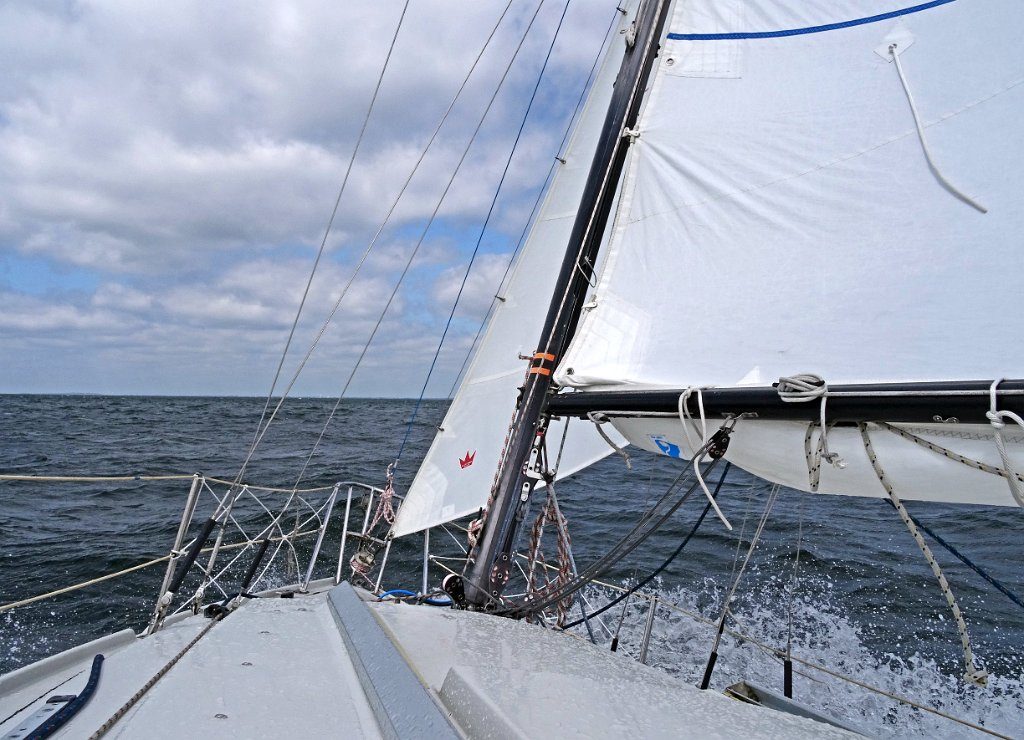 Bei Starkwind wird die Fock durch die Sturmfock. Diese hat eine günstigen Schnitt und steht sehr gut. Auch wenn der Wind zwischenzeitlich nachlässt, kommt man noch gut voran. Molly erreicht immer schnell de Rumpfgeschindigkeit von ca. 6 Knoten.