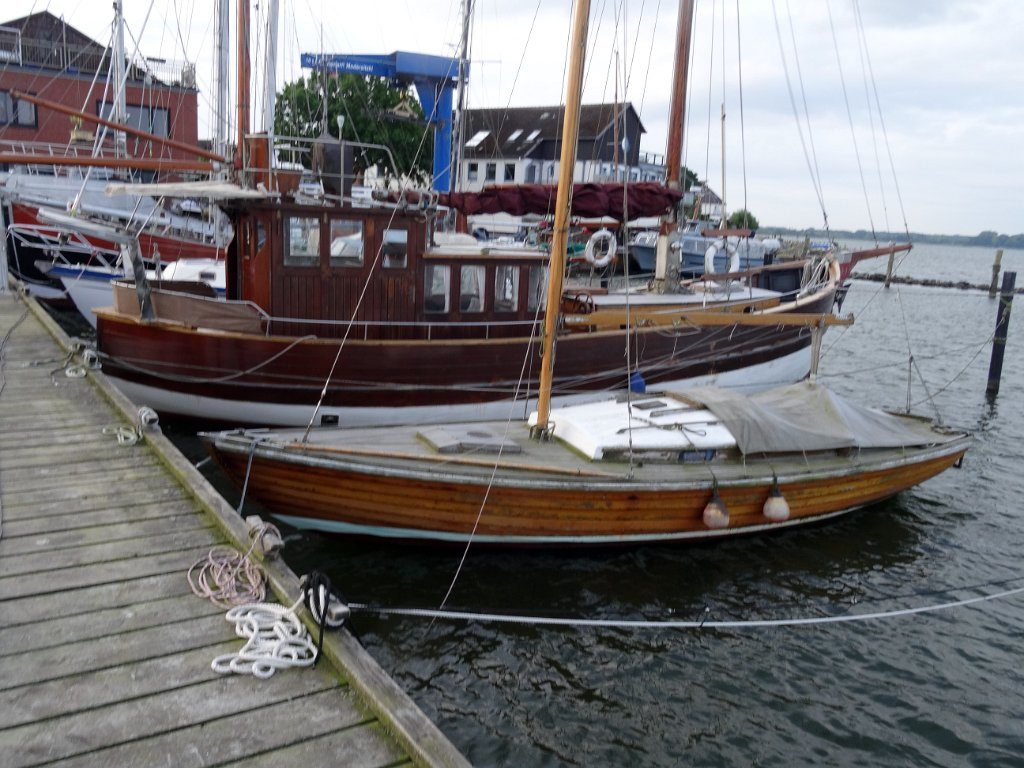 Die Bootswerft Modersitzki in Maasholm ist gut für Reparaturen. Schweißnäte an den Beschlägen aus Edelstahl der Pinne wurden innerhalb einer Stunde erneuert. Natürlich hat man nicht immer gleich Zeit. Am besten morgens um Sieben anfragen.