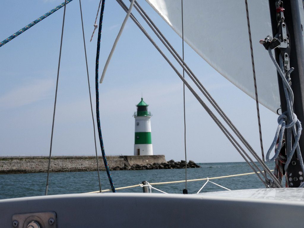 Auslaufen aus der Schlei. Die Mündung ist durch einen Leuchtturm in Grün und Weiß markiert. Er war früher (!) in Schwarz und Weiß gestreift.