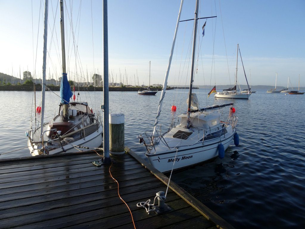 Wegen Seegang oder Schwell besteht die Gefahr, dass die Masten gegeneinander schlagen. Auf Anordung der Wasserschutzpolizei soll sie vier Meter Abstand haben. Aus Sicherheitsgründen deshalb immer eine Mooringboje frei lassen.