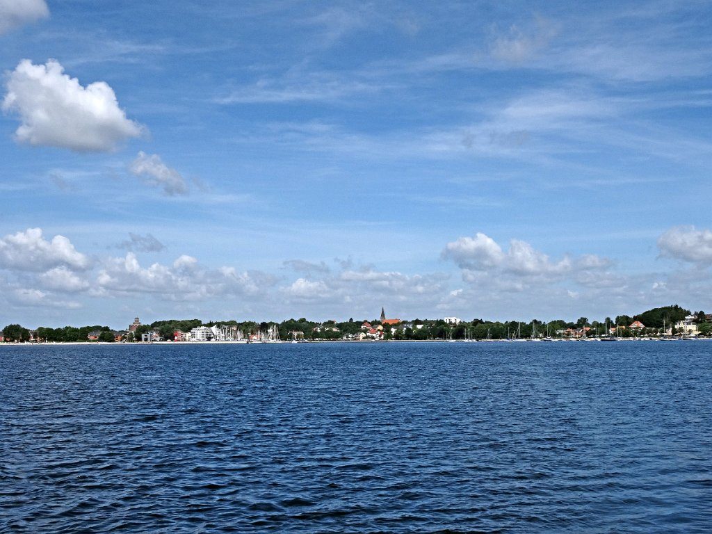 Blick Richtung Liegeplätze von See. Man erkennt gut das Bojenfeld. Der Vereinssteg und Mollys Bojenliegeplatz liegen am rechten Rand.