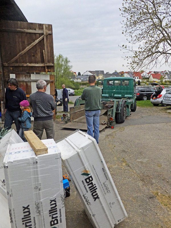 Alle Mann an Deck. Dank vieler Helfer war der Transport des neu gebauten Pontons von der Botshalle zum Stapellauf am Edersee fast ein Kinderspiel.