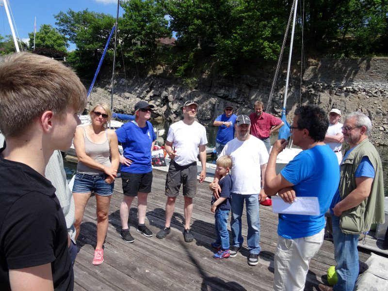 USC-Regatta 2015. Trotz Flaute mit einzelnen Böen bis Windstärke 2 wurde nichts unversucht gelassen, das Rennen für sich zu entscheiden. Die Glüclichen waren die Gewinner. Damit eigentlich alle.