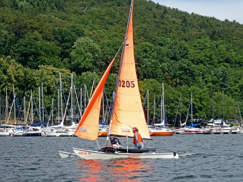 Guter Wind für leichte Boote. Der Kat eilt schon dem Ziel entgegen, bevor das Hauptfeld die Wendeboje erreicht hat.