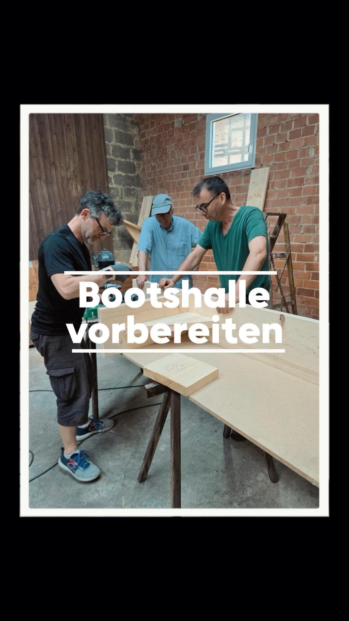 Platz schaffen: neue Mastregale in der Halle