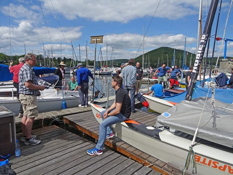 Reges Interesse bei der ersten Einführung im Mai. Die allgemeinen Regeln am Steg, die Handhabung der Boote und die sozialen Geflogenheiten im Verein wurden gründlich erklärt.