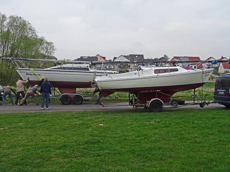 Plätze tauschen. Die Kompromiss geht vorzeitig an den Steg und macht in der Bootshalle so Platz für Molly Moon, die für die Ostsee vorbereitet werden musste
