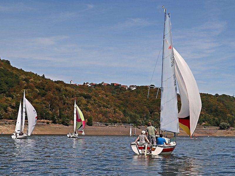 Jede Mütze Wind zählt. Gleich drei Boote haben beim vereinsinternen Regattatraining den Spinnaker gesetzt.