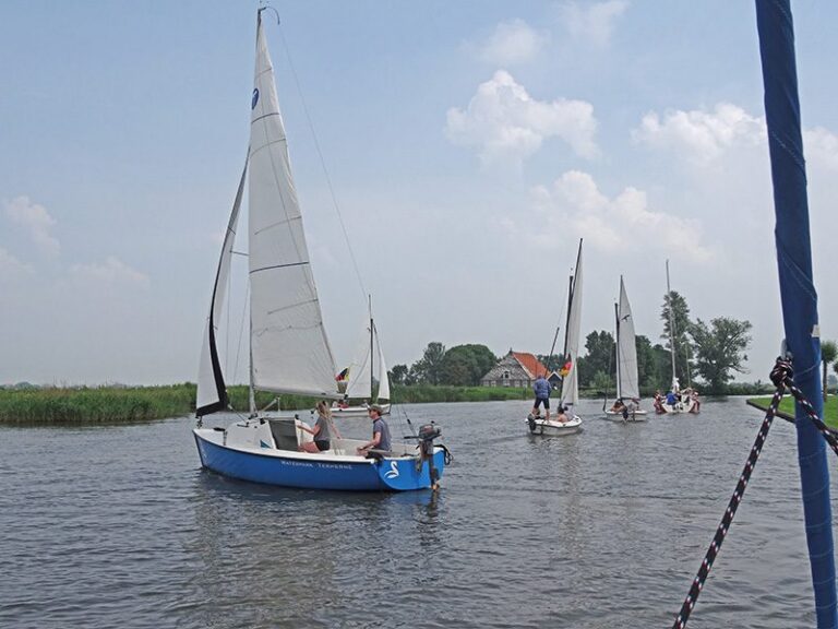 Aufkreuzen im Zick-Zack-Kanal. Beim Wandersegeln in Westfriesland lernt man Segeln auf engen Gewässern