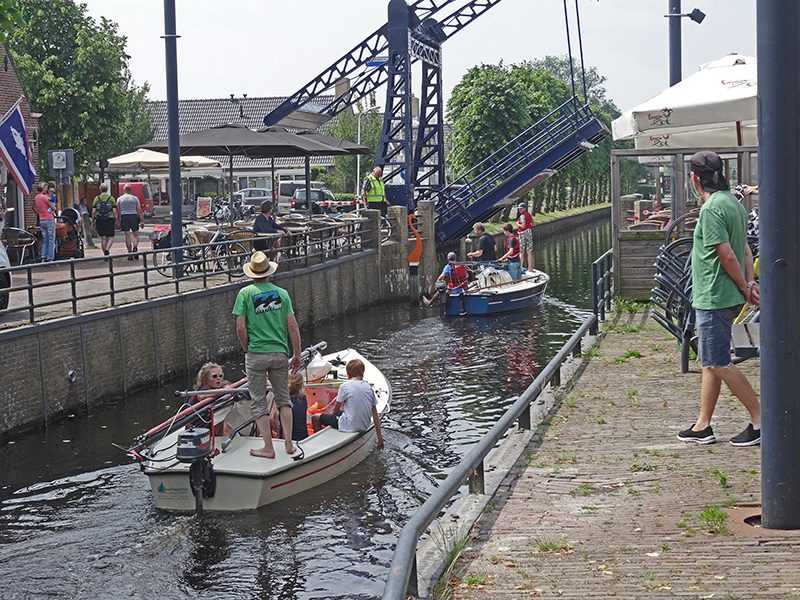 Mastlegen gespart. Ein Umsonst den Mast gelegt. Ein freundlicher Brückenwärter klappt die Brücke aufBrückenwärter klappt die Brücke auf