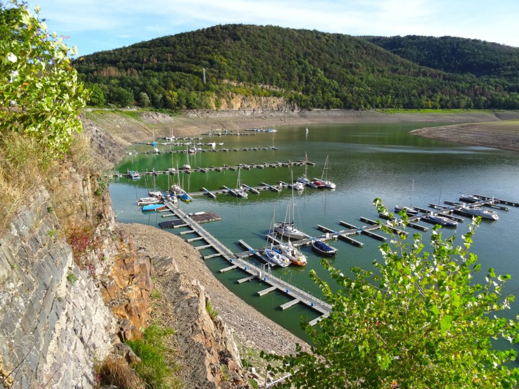 Zweiter Dürresommer in Folge. Wegen Niedrigwaser müssen die USC-Boote vorzeitig der Talsperre entnommen werden