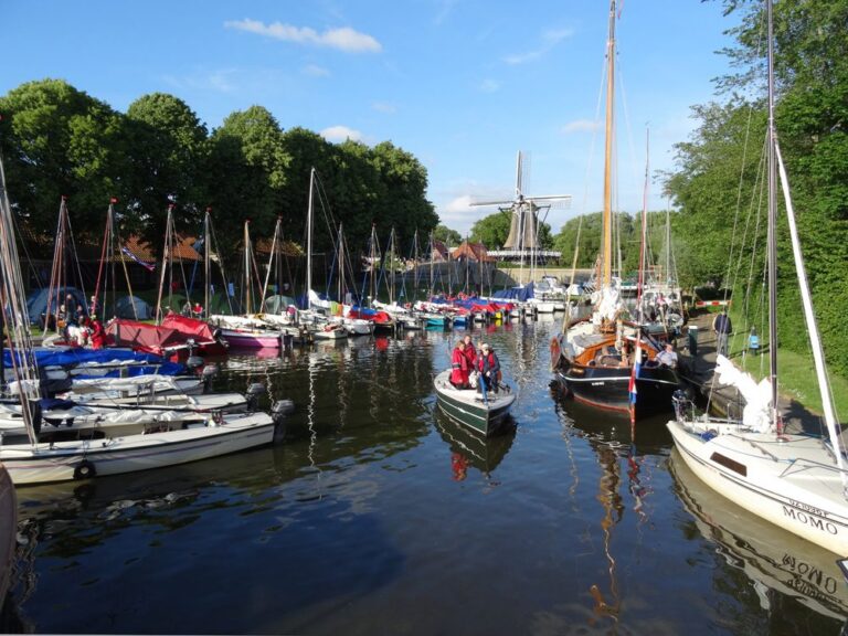Wandersegeln mit dem USC in Westfriesland am Himmelfahrtswochenende. Zwanzig Boote bildeten eine stolze Flotte. Hier Blick auf den Passantenhafen in Sloten. – Bericht und weitere Bilder folgen