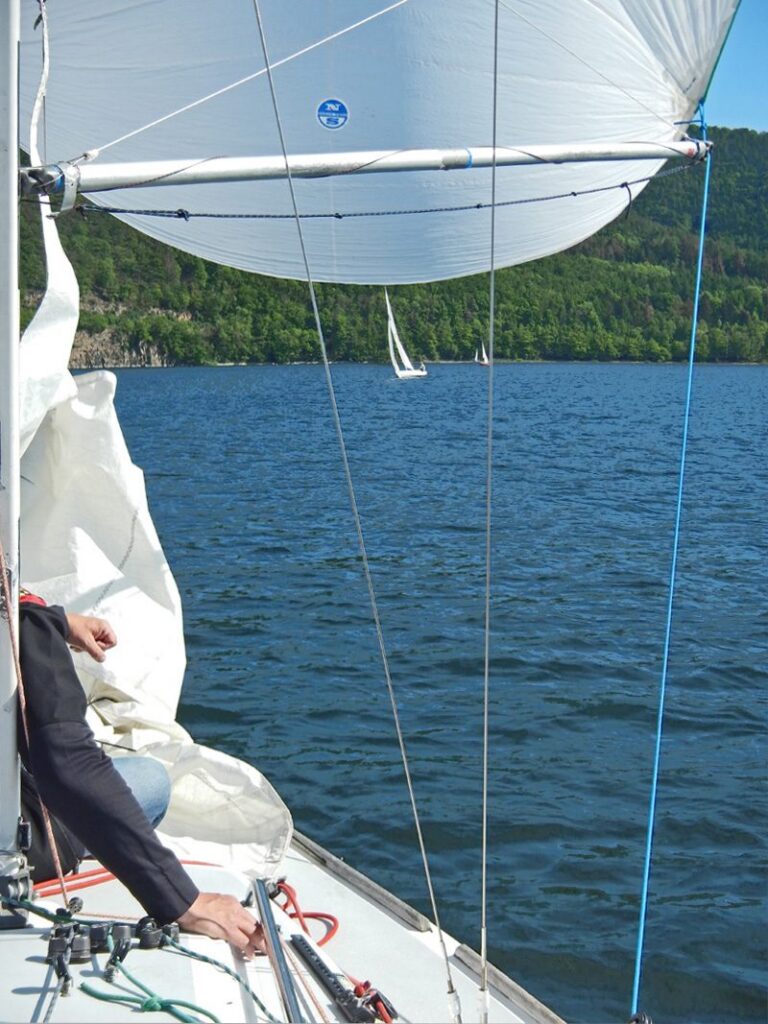 Saisonstart unter vollen Segeln. Die J22 unter Spinnaker macht Tempo
