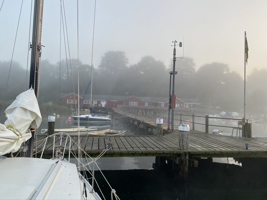 Bootssteg und Vereinsheim im morgendlichen Dunst