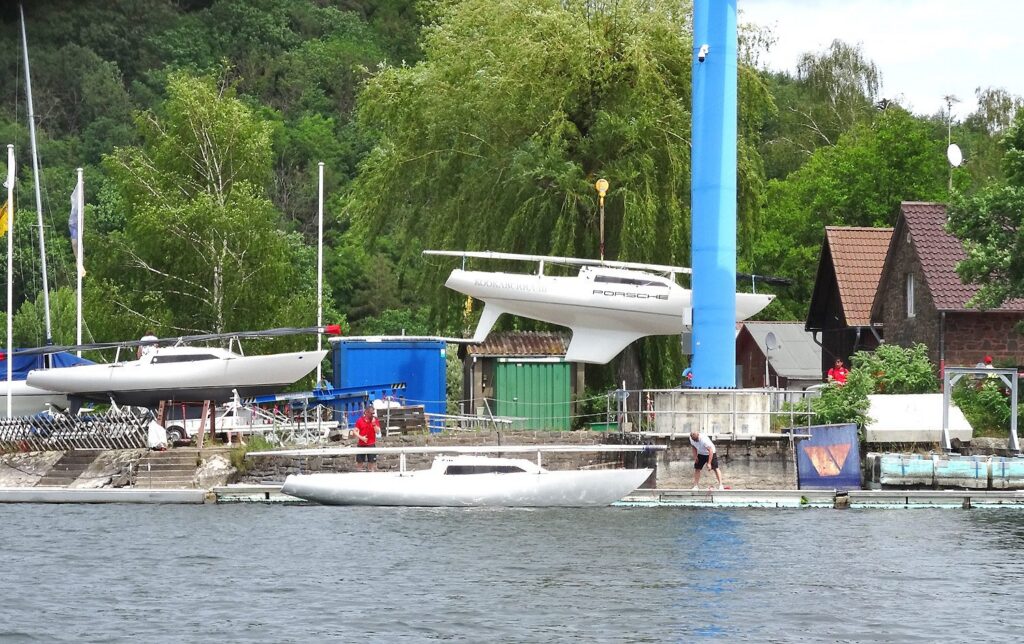 H-Boot-Betrieb. Nach der Flottenmeisterschaft Edersee im Juni werden die Gastboote gleich wieder in Rehbach gekrant.