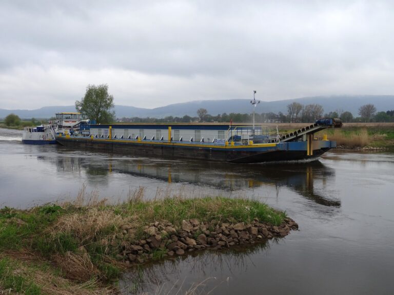 Jede Menge Kies. Ein harter Konkurrent um das Wasser unterm Kiel. Schubverband für Kiestransport auf der Weser bei Rinteln, fotografiert im April 2017