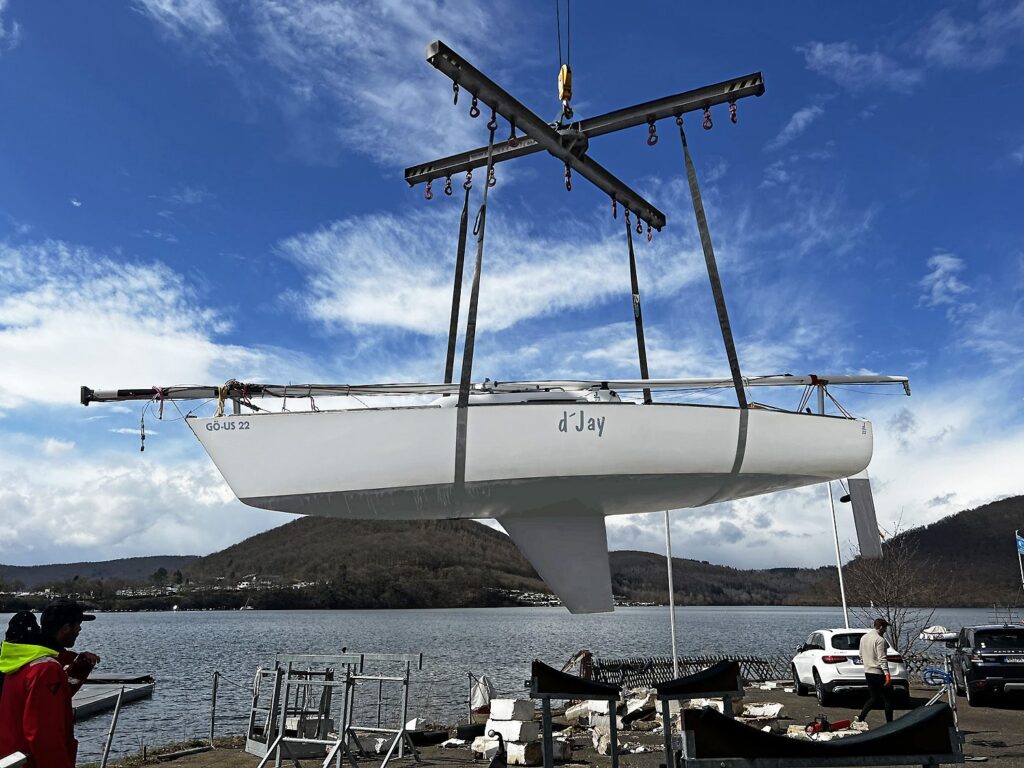 Die Segelsaison am Edersee ist gestartet. Hier die J22 des USC-Kassel beim Kranen. Anfang Mai war sie schon erfolgreich bei den Hessenmeisterschaften