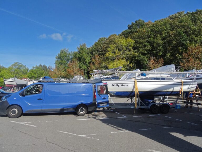 Rolling home with MOLLY. Anfang Oktober wurde das Vereinsboot von Eckernförde nach Kleinert am Edersee geholt. Der Mast bleibt für Bootsarbeiten in der Bootshalle in Kassel.