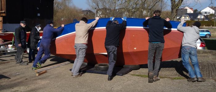 Bootsarbeiten Milan umdrehen, Bild 4