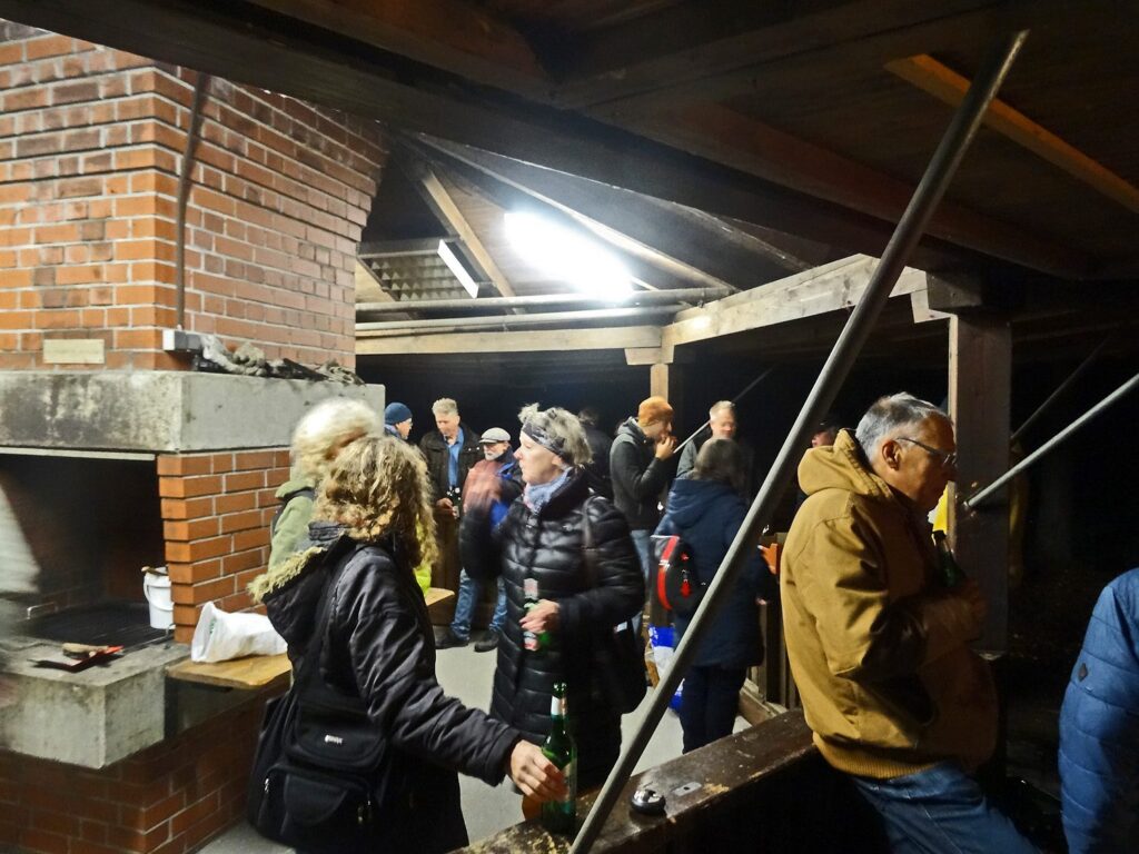 Heiße Würstchen und Plaudern über Segelerlebnisse. Als Grillabend war der JHV gleichzeitig ein launiger Saisonabschluss