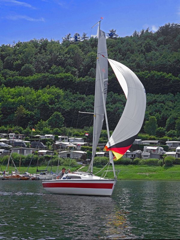 Micro 55 Mira, Privatboot mit Liegeplatz am Königssteg in Bettenhagen. Auch bei wenig Wind mit Spi flott unterwegs