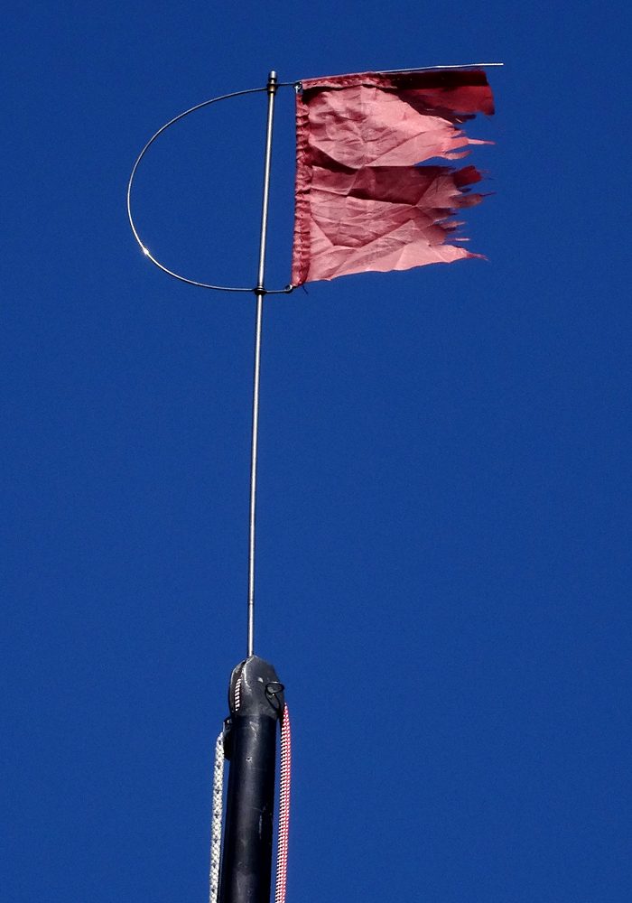 Gepflegt und gewartet bleiben Boote auch im Alter fit. Beim Schwertzugvogel »Milan« wurde jetzt das Fall wieder gängig gemacht. Das Foto zeigt den Masttop mit Fallen und Verlickerer.