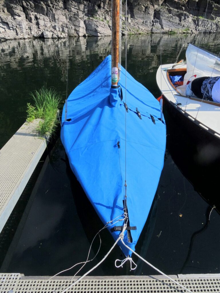 Zur Segelkultur des USC-Kassel gehören Boote aus Holz. Unser Pirat hat eine neue dampfdurchlässige Persenning aus Baumwolle. Sie muss immer schön gespannt sein, sonst bekommt sie Stockflecken.