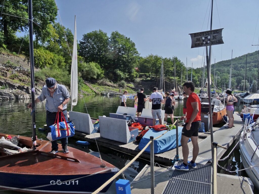 Schnuppersegeln im August. Nach der guten Resonanz für das USC-Segelcamp kamen viele wieder für eine weitere Einführung ins Segeln und brachten noch Freunde mit. Die Segelsaison verspricht lang zu werden.