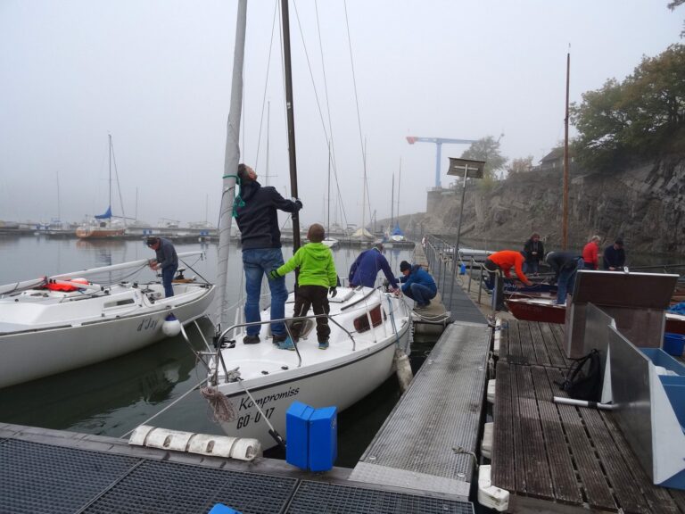 Ende der Segelsaison am Edersee. Die Masten werden gelegt und am Steg wird alles aufgeklart. Dann geht es zum Kran oder zur Slippstelle.